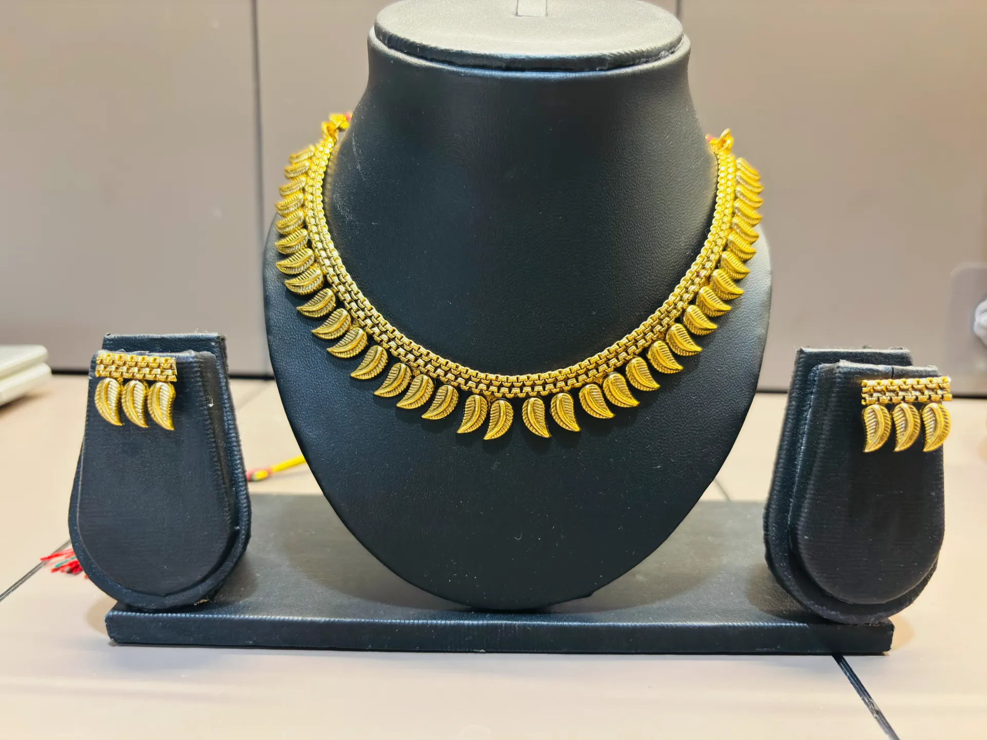 Gold Leaf Motif Necklace Set