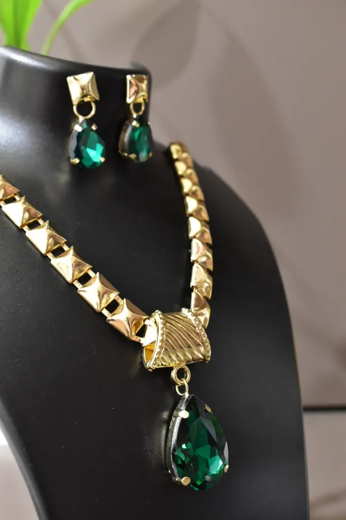 Anti-Tarnish Emerald Crystal Set With Earrings